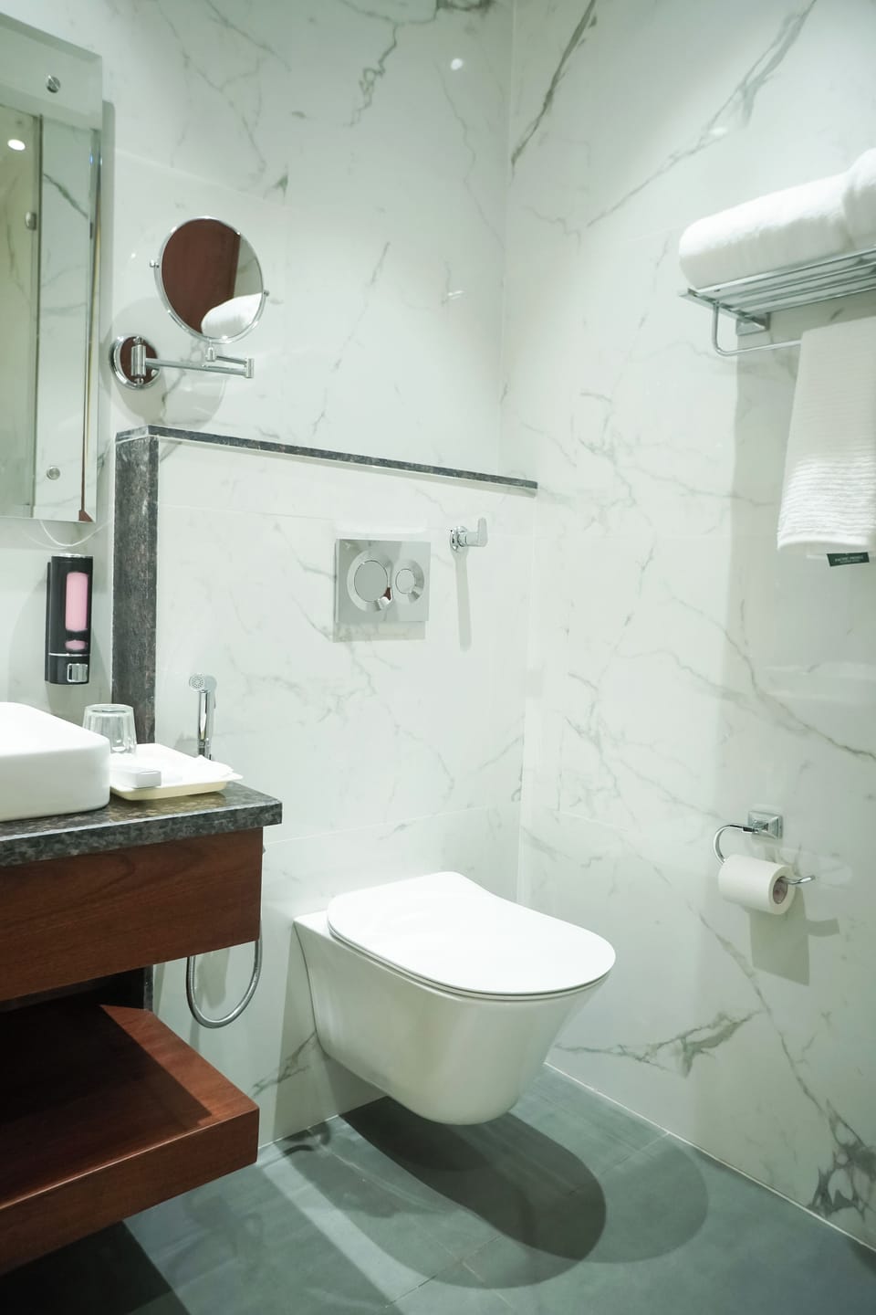 Deluxe Double Room | Bathroom | Shower, free toiletries, slippers, bidet