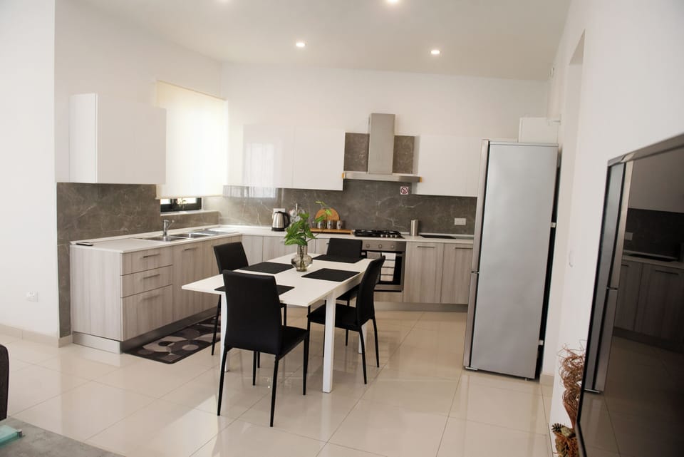 Apartment, Balcony, City View | In-room dining