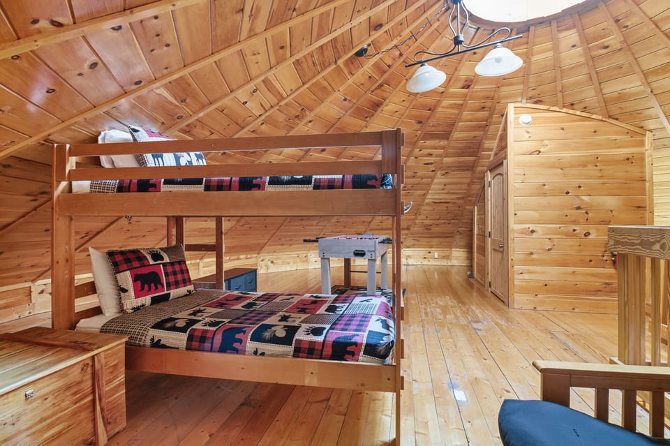 Executive Cabin, 2 Bedrooms, Hot Tub, Mountain View | Individually decorated, individually furnished, iron/ironing board