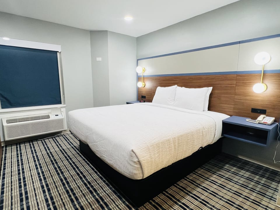 Room, 1 King Bed, Non Smoking | Premium bedding, blackout drapes, iron/ironing board, rollaway beds