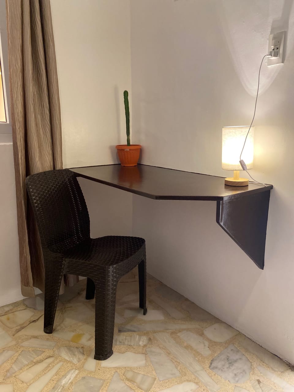 Deluxe Studio | Minibar, in-room safe, desk, laptop workspace