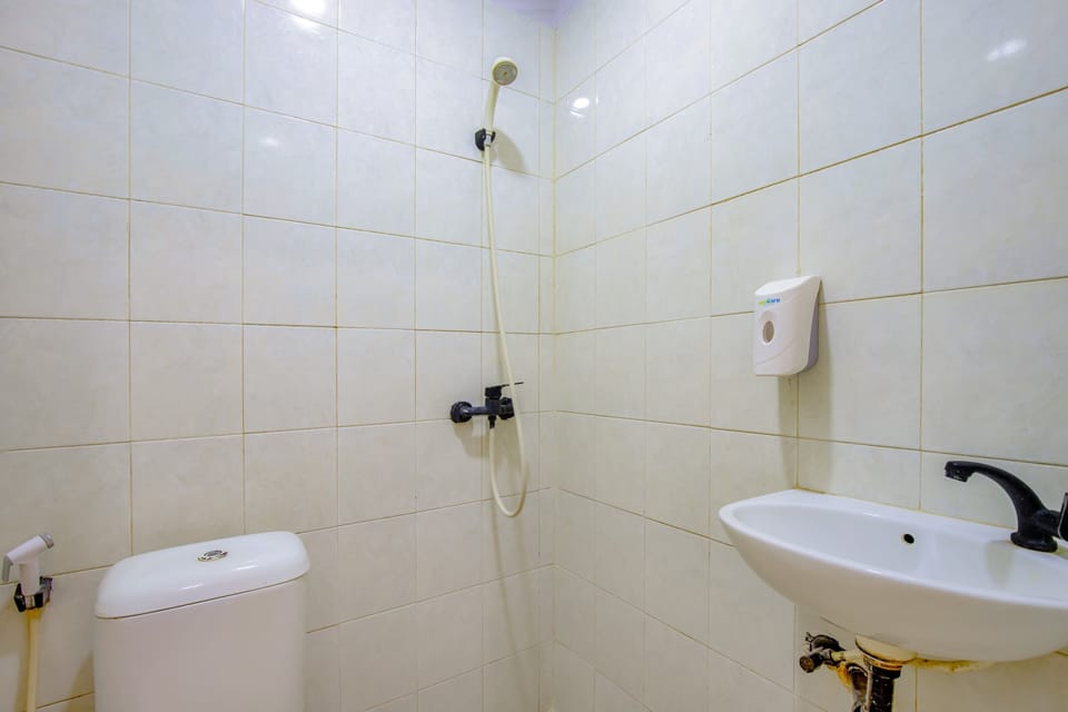 Shower, rainfall showerhead, free toiletries, slippers