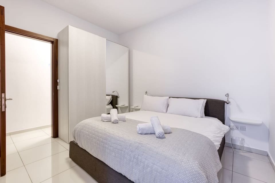 Valley Sea Views With Furnished BBQ Balcony Apartment in Saint Julians