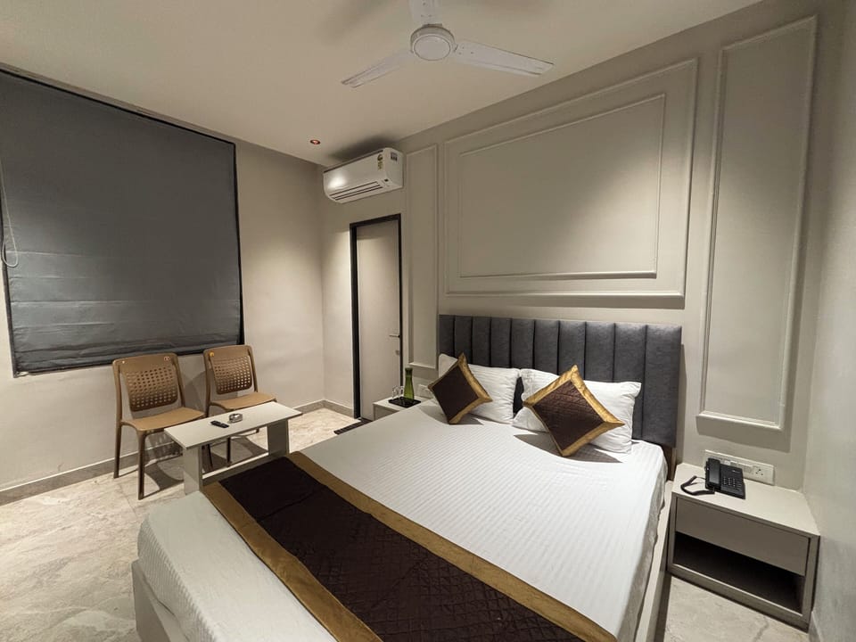 Deluxe Double Room | Laptop workspace, free WiFi