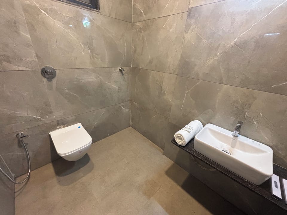 Deluxe Double Room | Bathroom | Shower, slippers, towels, soap