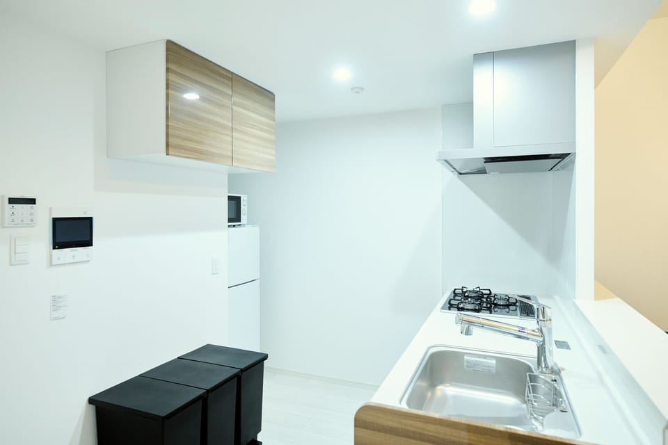 Fridge, microwave, stovetop, cookware/dishes/utensils