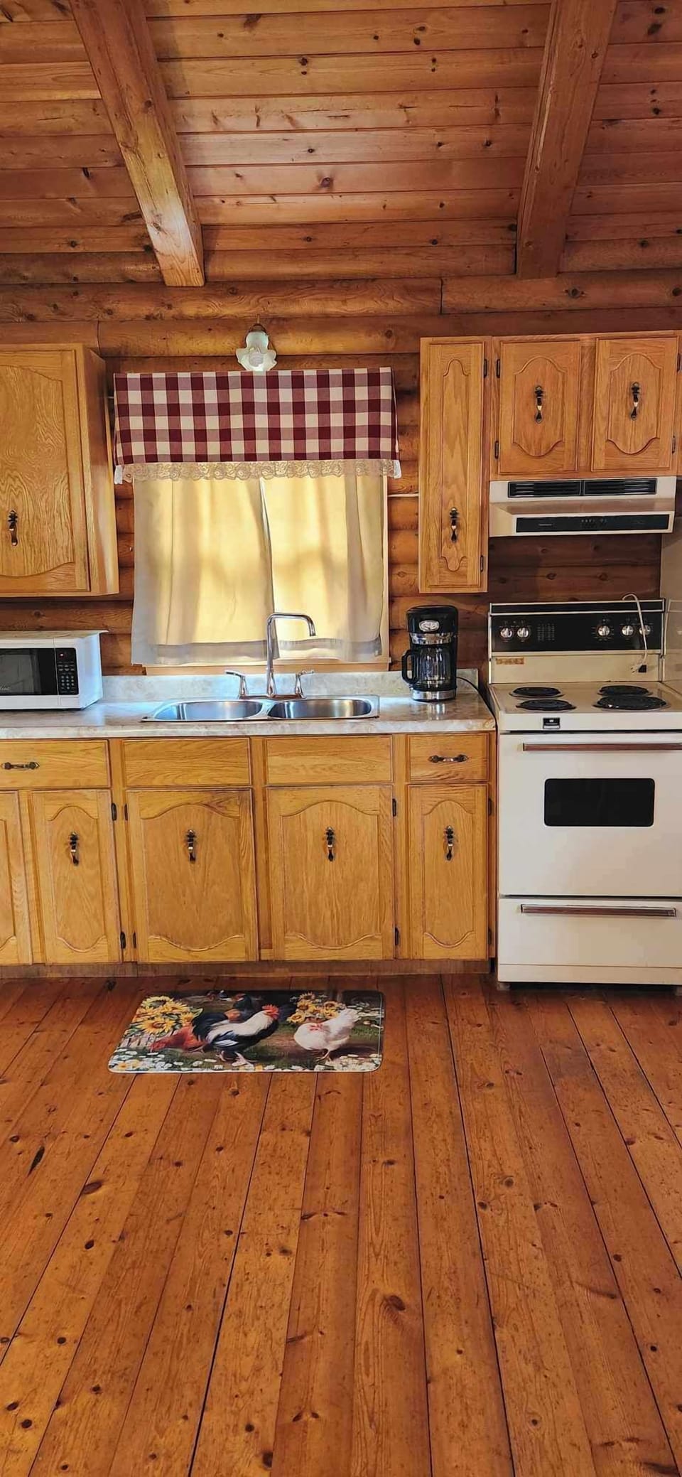 Full-size fridge, microwave, stovetop, coffee/tea maker