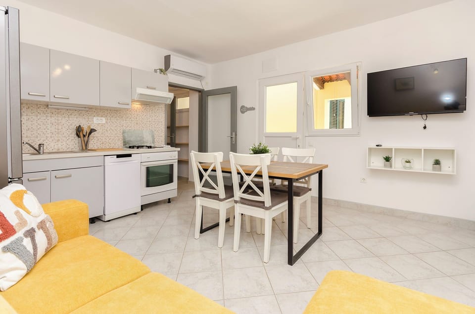 House | Private kitchen | Fridge, microwave, oven, stovetop