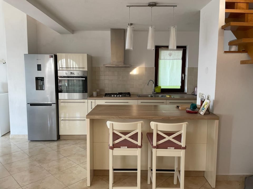 Apartment (A1) | Private kitchen | Fridge, microwave, oven, stovetop