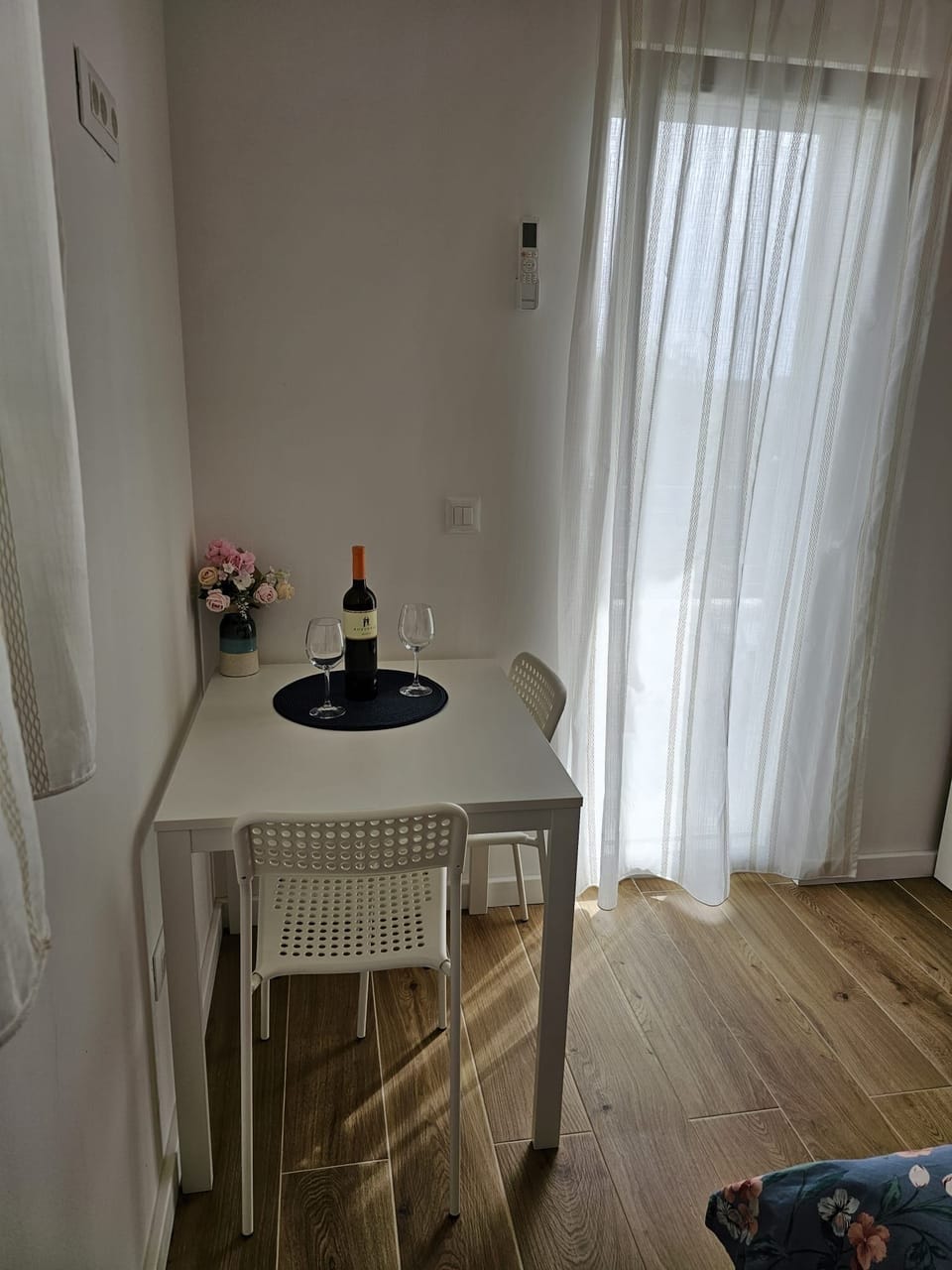Room (S1) | Interior