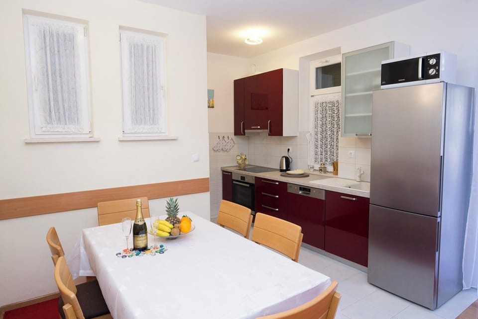 Apartment (A1) | Private kitchen | Fridge, microwave, oven, dishwasher