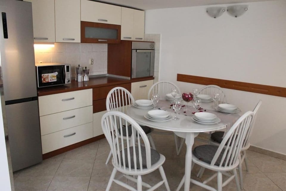 Apartment (A1) | Private kitchen | Fridge, microwave, oven, stovetop