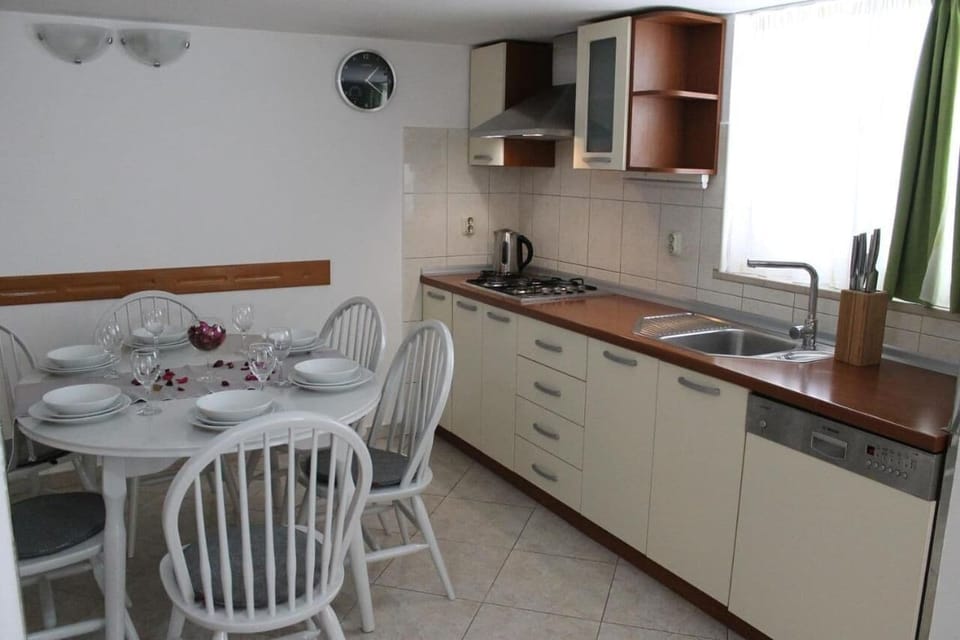 Apartment (A1) | Private kitchen | Fridge, microwave, oven, stovetop