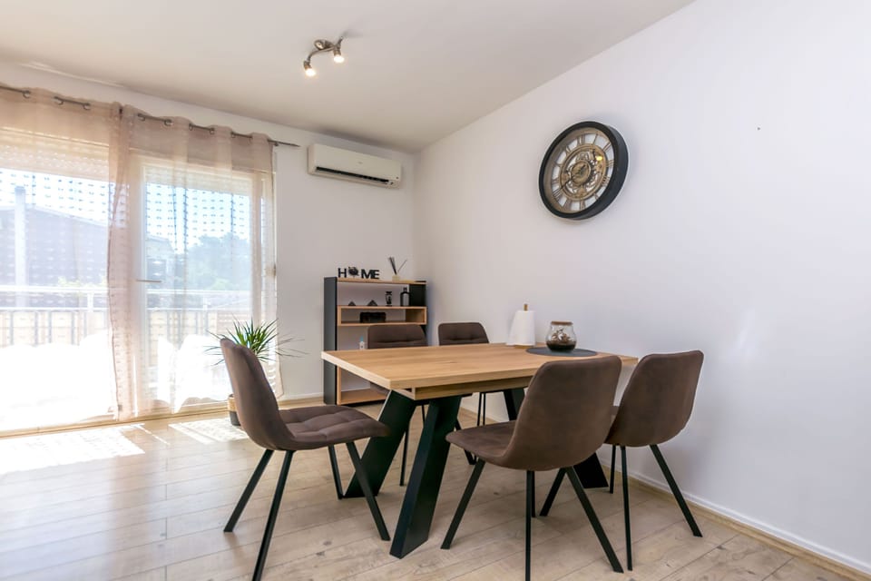 Apartment (A1) | Dining
