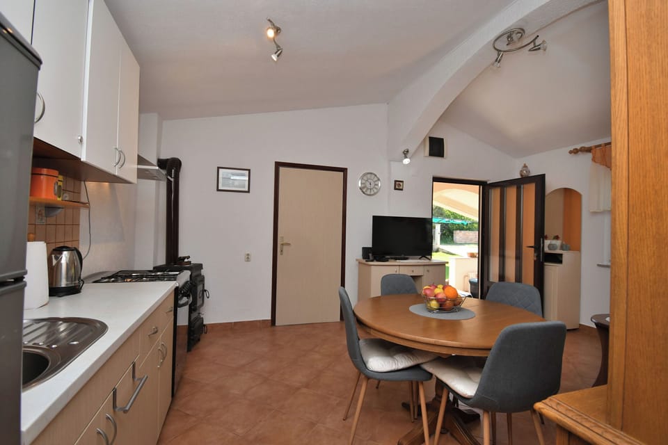 House | Private kitchen | Fridge, oven, stovetop, espresso maker