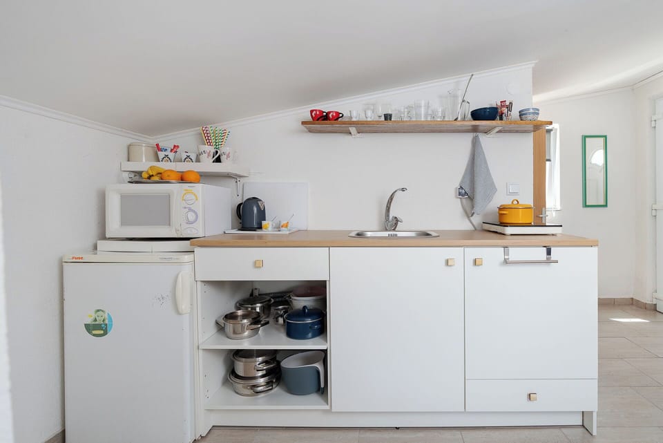 Studio (A1) | Private kitchen | Fridge, microwave, stovetop, electric kettle
