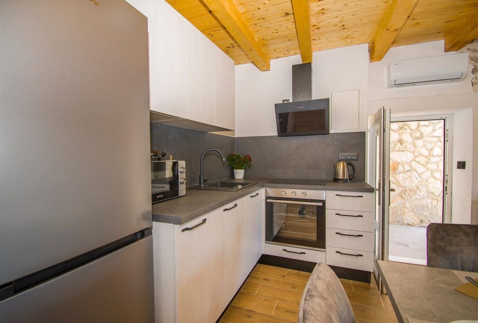 House | Private kitchen | Fridge, microwave, oven, stovetop