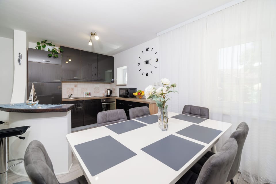 Apartment (A1) | Private kitchen | Fridge, microwave, oven, stovetop