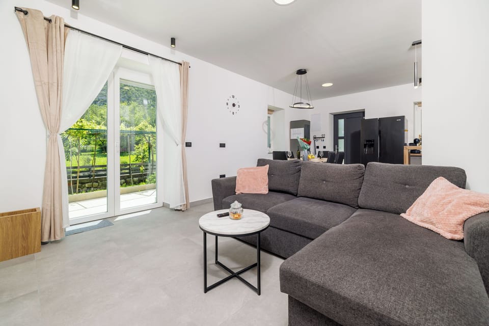 House | Living room | Flat-screen TV