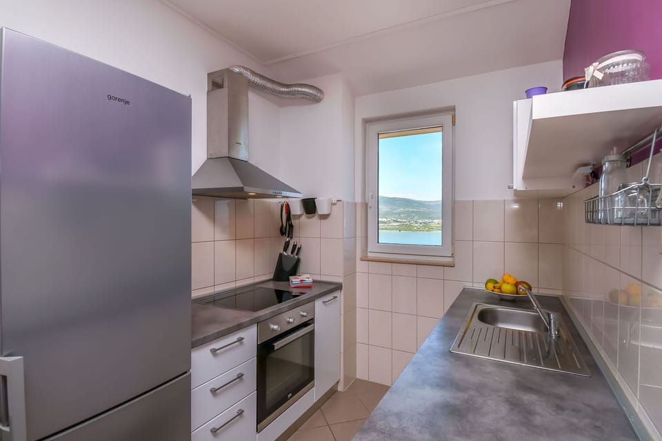 Apartment (A1) | Private kitchen | Fridge, microwave, oven, stovetop