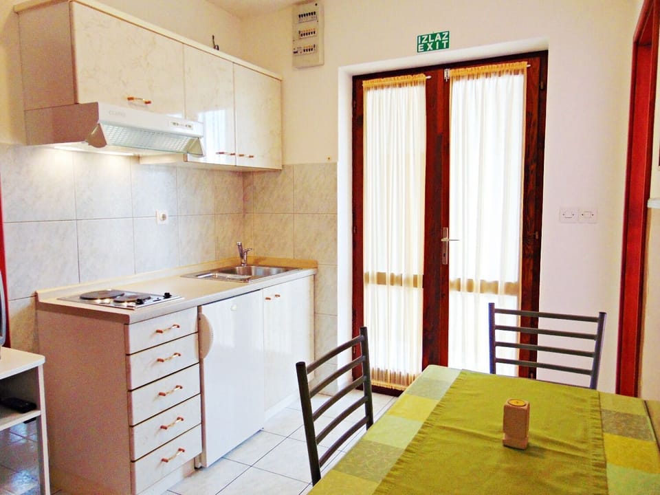 Apartment (A1) | Private kitchen | Fridge, stovetop, espresso maker, cookware/dishes/utensils