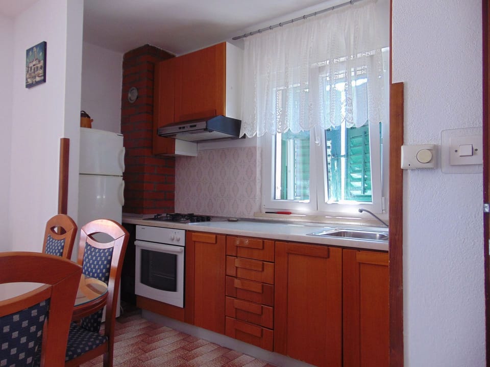 Apartment (A1) | Private kitchen | Fridge, oven, stovetop, dishwasher