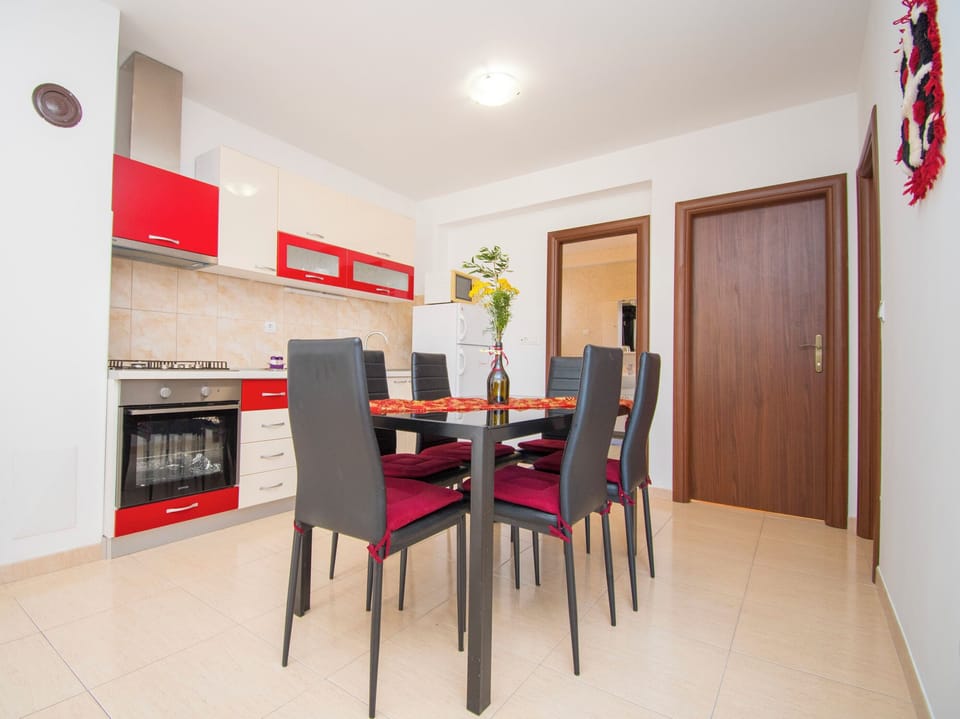 Apartment (A1) | Private kitchen | Fridge, microwave, oven, stovetop