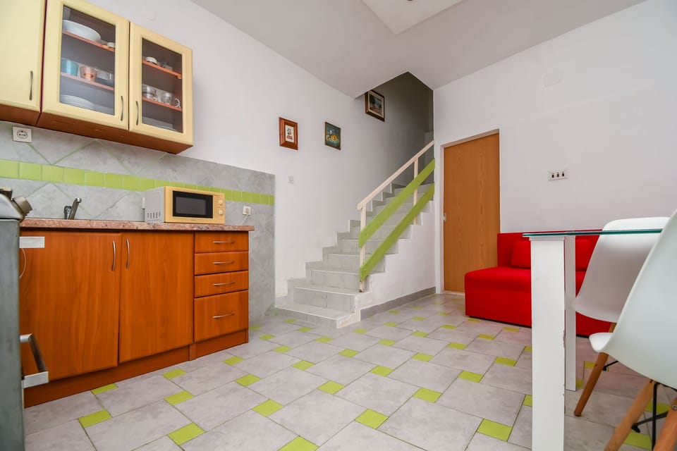 Apartment (A1) | Private kitchen | Fridge, microwave, oven, stovetop