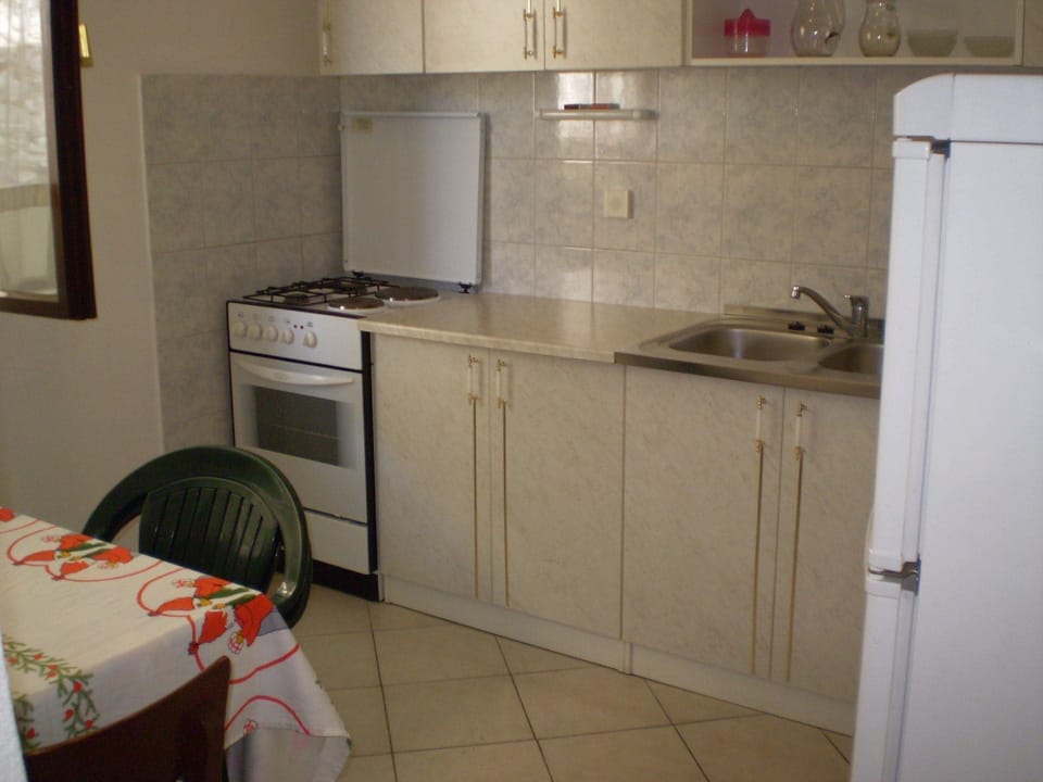 Apartment (A1) | Private kitchen | Fridge, oven, stovetop, toaster