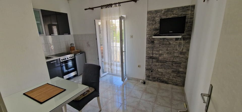 Apartment (A1) | Private kitchen | Fridge, oven, stovetop, electric kettle