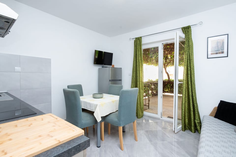 Apartment (A1) | Private kitchen | Fridge, oven, stovetop, cookware/dishes/utensils