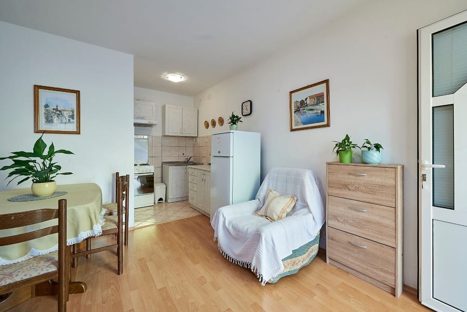 Apartment (A1) | Dining