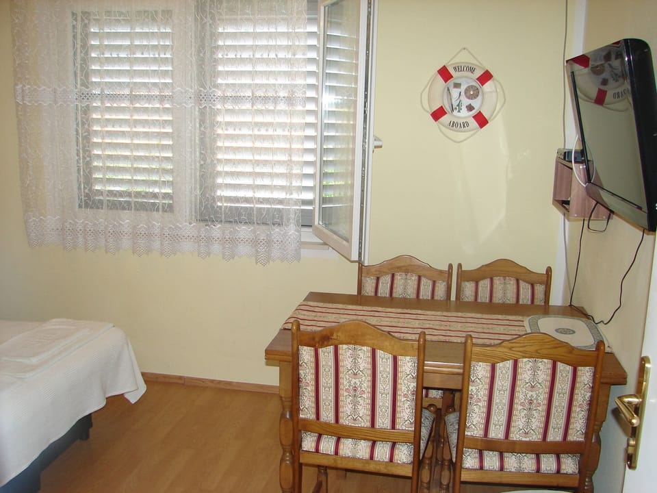 Apartment (A1) | Dining
