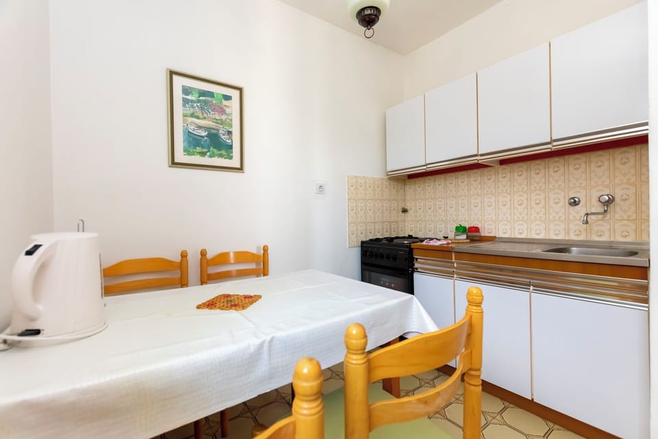 Apartment (A1) | Private kitchen | Fridge, oven, stovetop, espresso maker