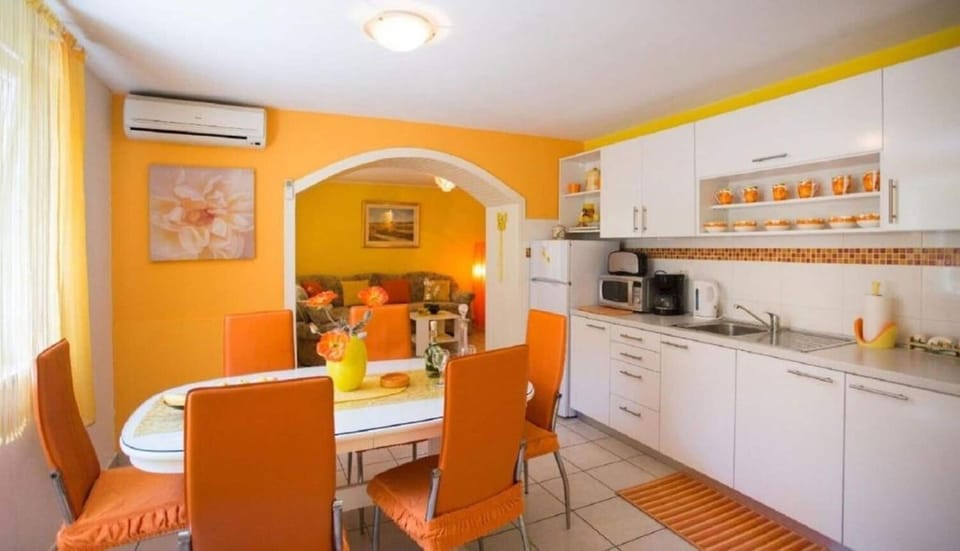 Apartment (A1) | Private kitchen | Fridge, microwave, oven, stovetop