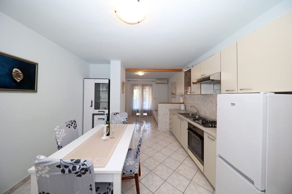 Apartment (A1) | Dining