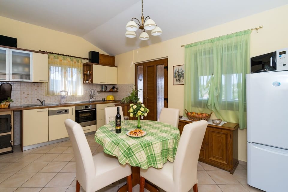 Apartment (A1) | Private kitchen | Fridge, oven, stovetop, dishwasher