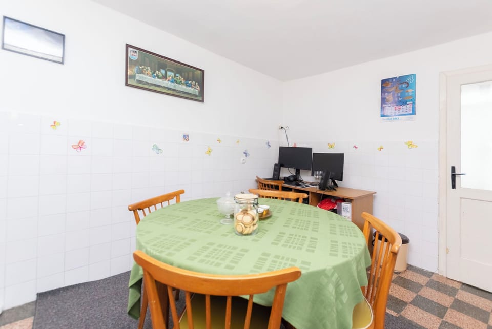 House | Private kitchen | Fridge, microwave, oven, stovetop