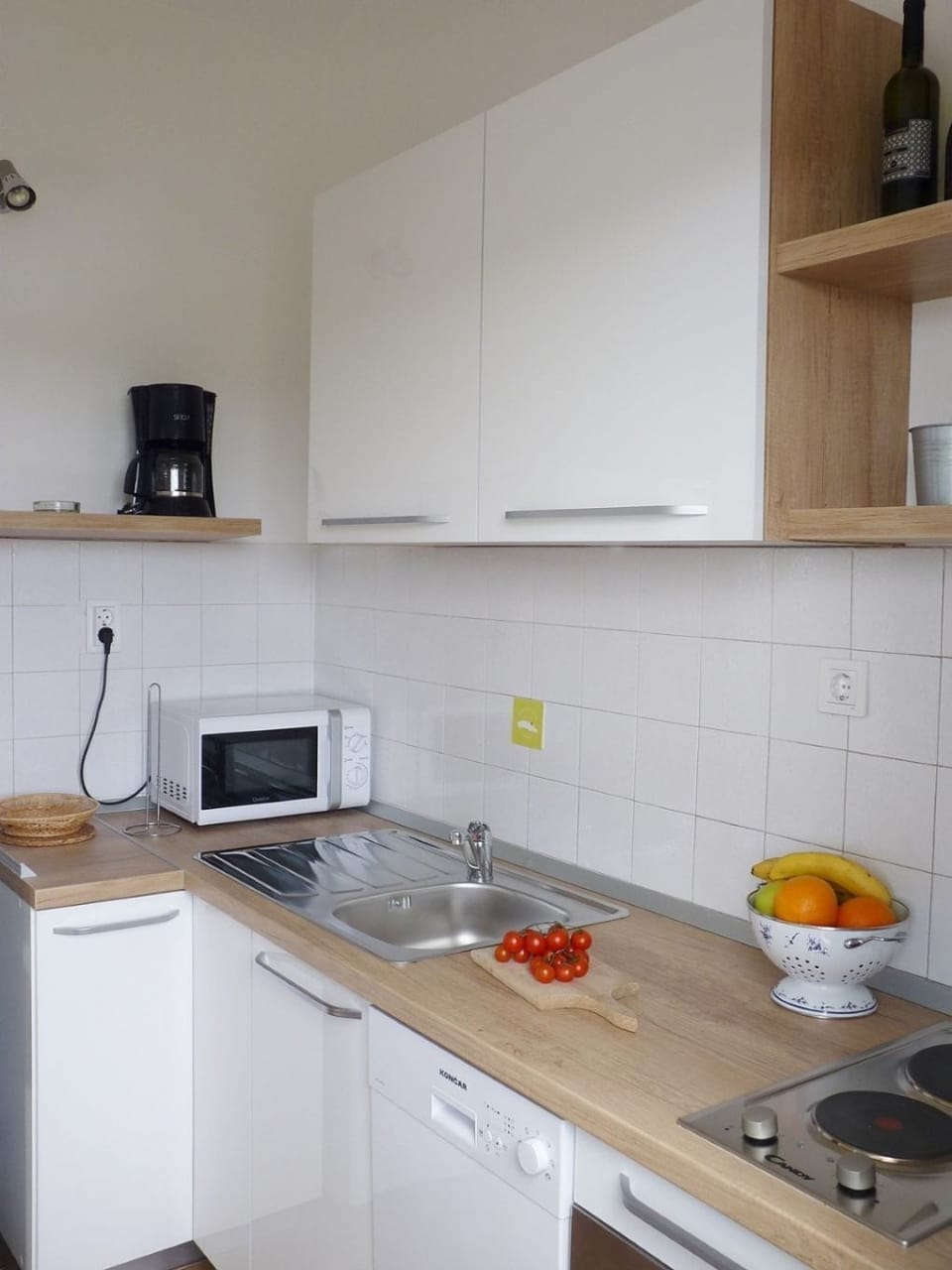 Apartment (A1) | Private kitchen | Fridge, microwave, oven, stovetop