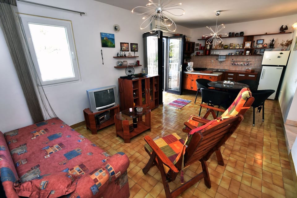 Apartment (A1) | Private kitchen | Fridge, oven, stovetop, espresso maker