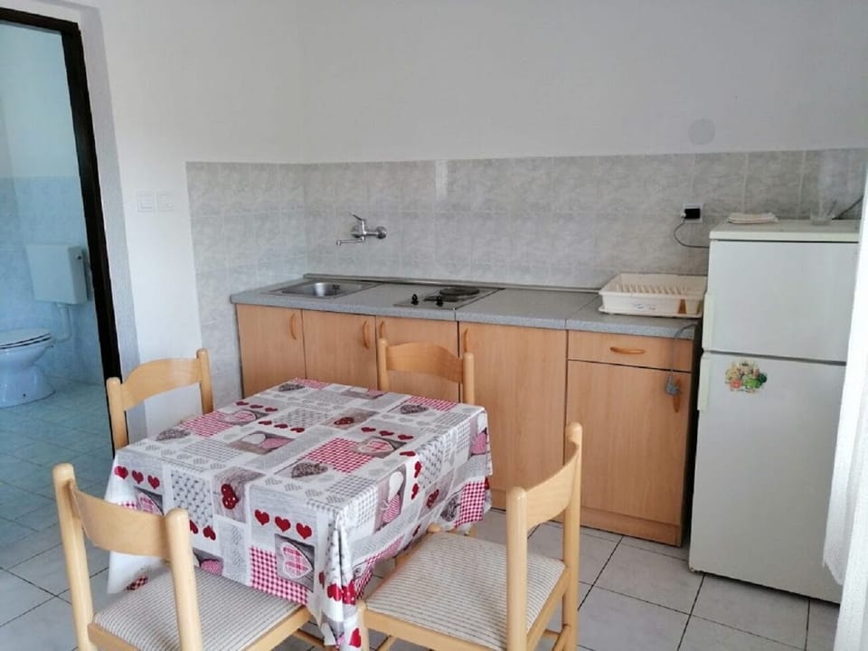 Apartment (A2) | Private kitchen | Fridge, stovetop, cookware/dishes/utensils