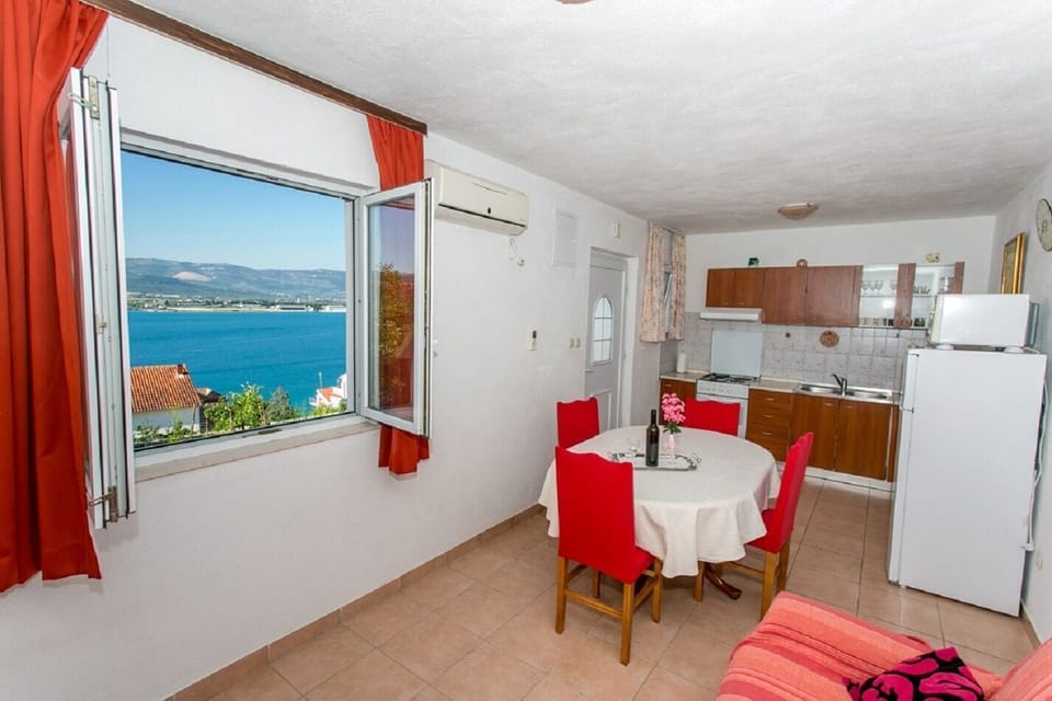 Apartment (A1) | Private kitchen | Fridge, oven, stovetop, cookware/dishes/utensils