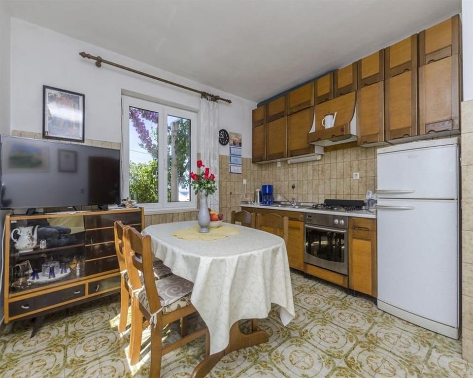 Apartment (A1) | Private kitchen | Fridge, oven, stovetop, dishwasher