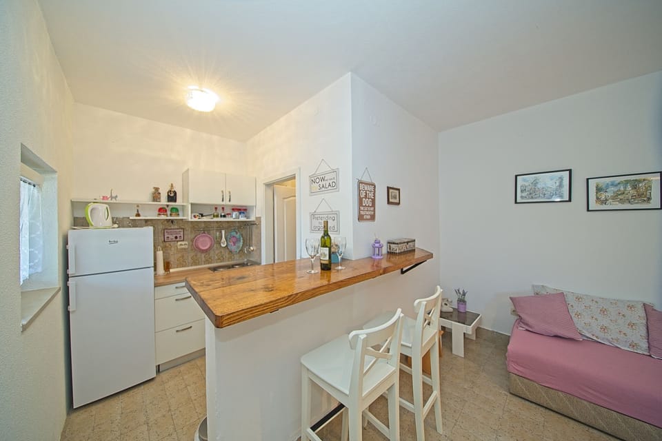 Studio (A1) | Private kitchen | Fridge, stovetop, electric kettle, cookware/dishes/utensils