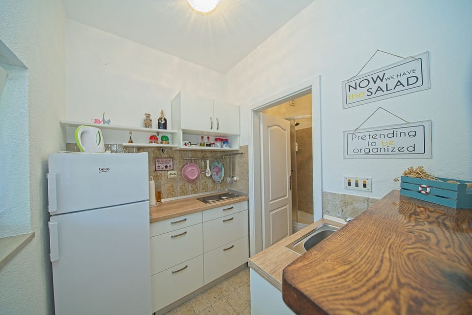 Studio (A1) | Private kitchen | Fridge, stovetop, electric kettle, cookware/dishes/utensils