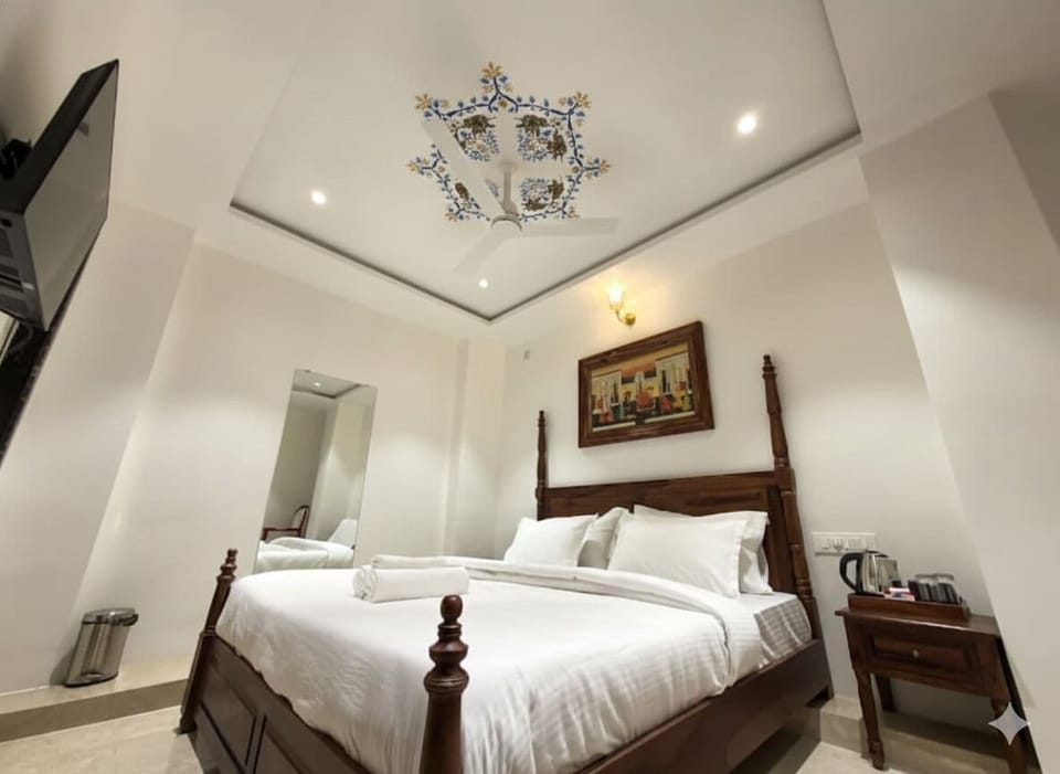 Deluxe Room | Iron/ironing board, free WiFi