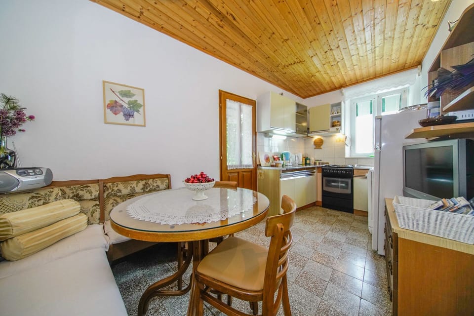 Apartment (A1) | Dining