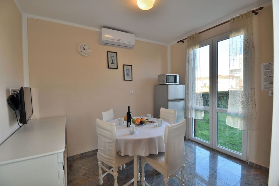 Apartment (A1) | Dining