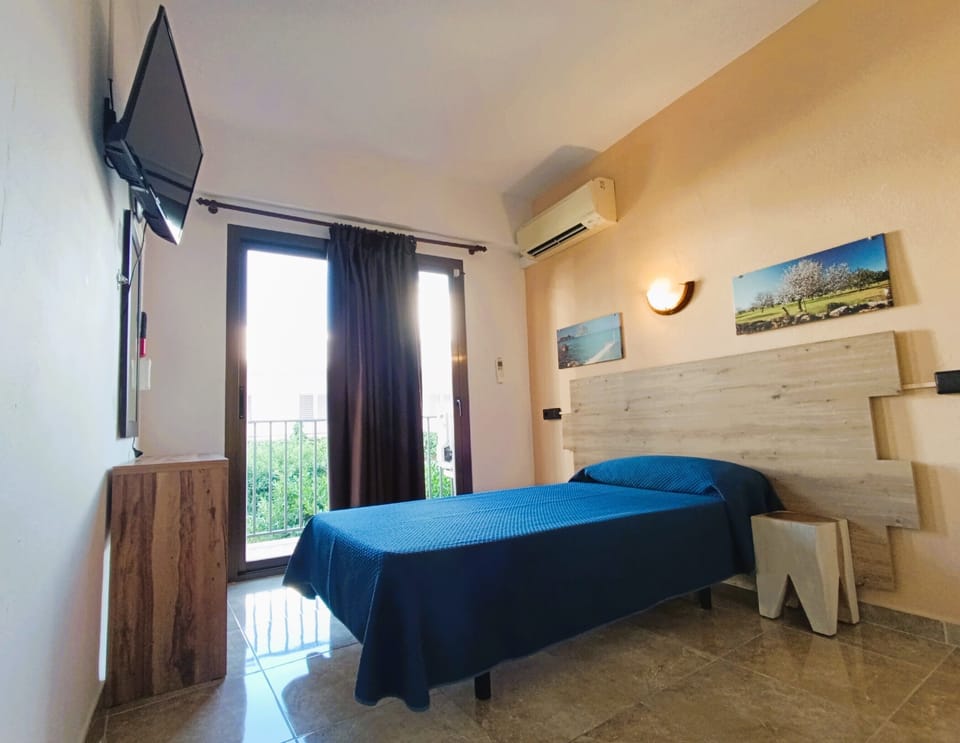 Single Room | In-room safe, desk, blackout drapes, WiFi (free)