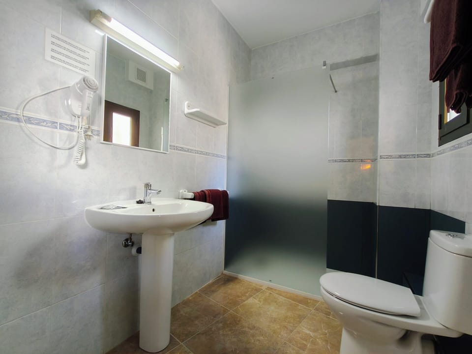 Triple Room | Bathroom | Combined shower/tub, deep soaking tub, free toiletries, hair dryer
